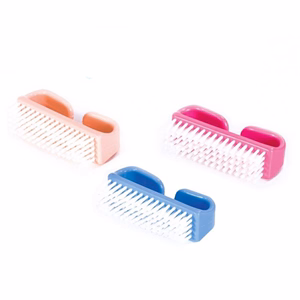 Körömkefe műanyag fogantyúval