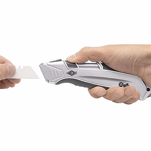 Univerzális vágókés WEDO 18 mm biztonsági 16,5 cm fém test gumi fogórész fém sínnel kerámia pót pengével
