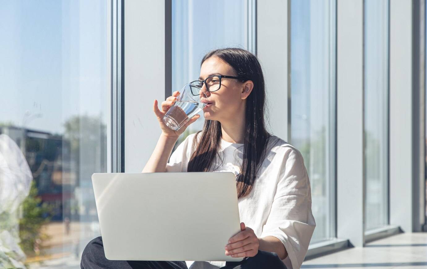 A képen ruházat, személy, computer, Emberi arc látható

Automatikusan generált leírás